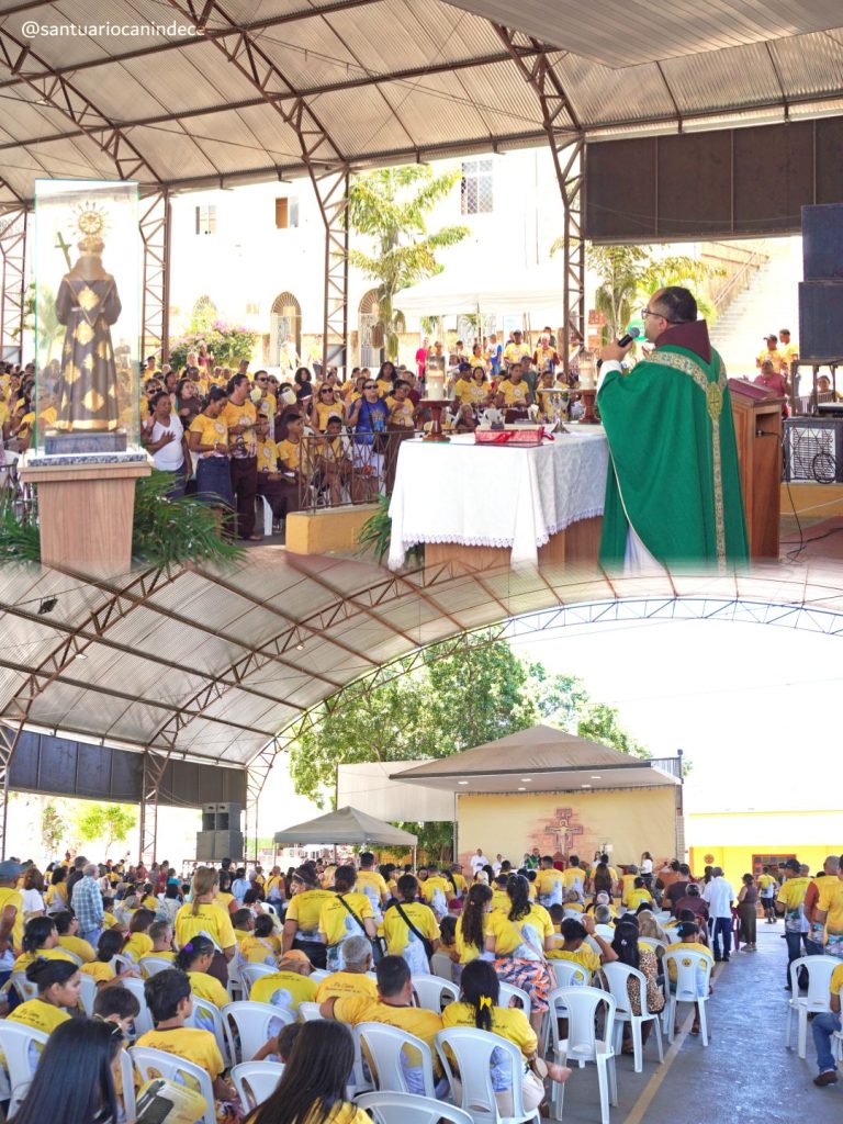Romaria de Picos participando da missa na Quadra da Gruta