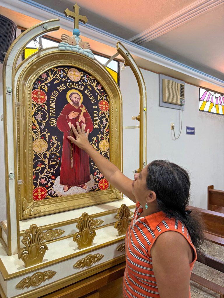 Testemunho de fé pela devota Francisca Aldenir, na Capela de São Damião.